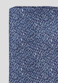 Granatowy materiał z teksturowanym wzorem utworzonym z przeplecionych białych i jasnoniebieskich nici, tworzący wizualnie złożony design.