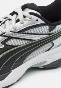 Puma MORPHIC - Tekaški copati za cesto - glacial gray/green fog