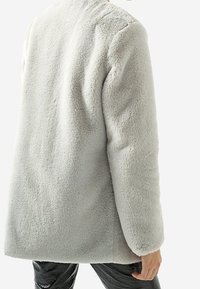 Stradivarius Abrigo corto - grey