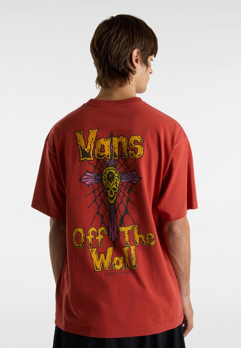 Rød bomulds t-shirt med et stort grafisk design på bagsiden, der viser teksten "Vans" og "Off The Wall", et kranie og detaljer med edderkoppespind.