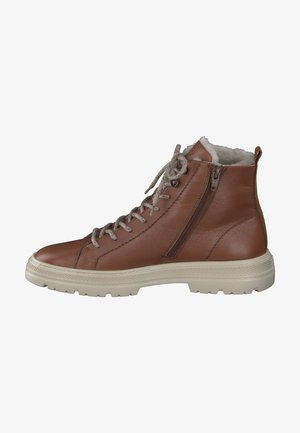 Brauner Leder-Hochschaftstiefel mit strukturierter Oberfläche, ausgestattet mit grauen Schnürsenkeln, Reißverschluss an der Seite und Gummisohle. Gefüttert mit weichem Material.