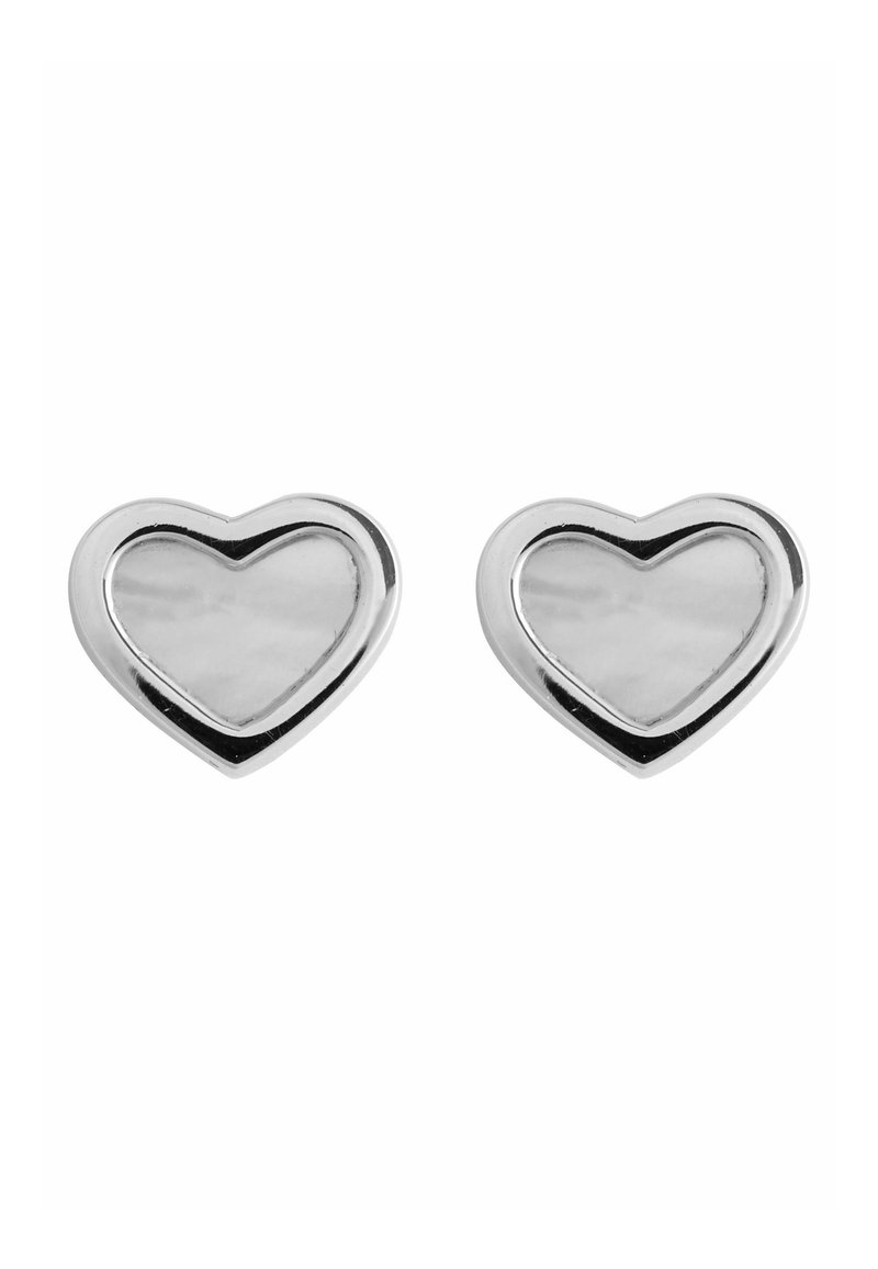 Pendientes de plata en forma de corazón con un acabado pulido, que presentan un borde elevado y una superficie interior suave. Diseño compacto y minimalista.