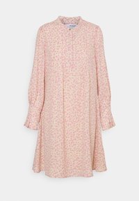 Kwiatowa sukienka w kolorze różowym i brzoskwiniowym z długimi rękawami, kołnierzykiem mandarynkowym i rozkloszowanym kształtem, zdobiona wzorem w kropki.