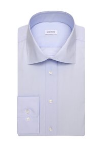 Chemise homme bleu clair pliée avec col classique et boutons blancs sur le devant et aux poignets.