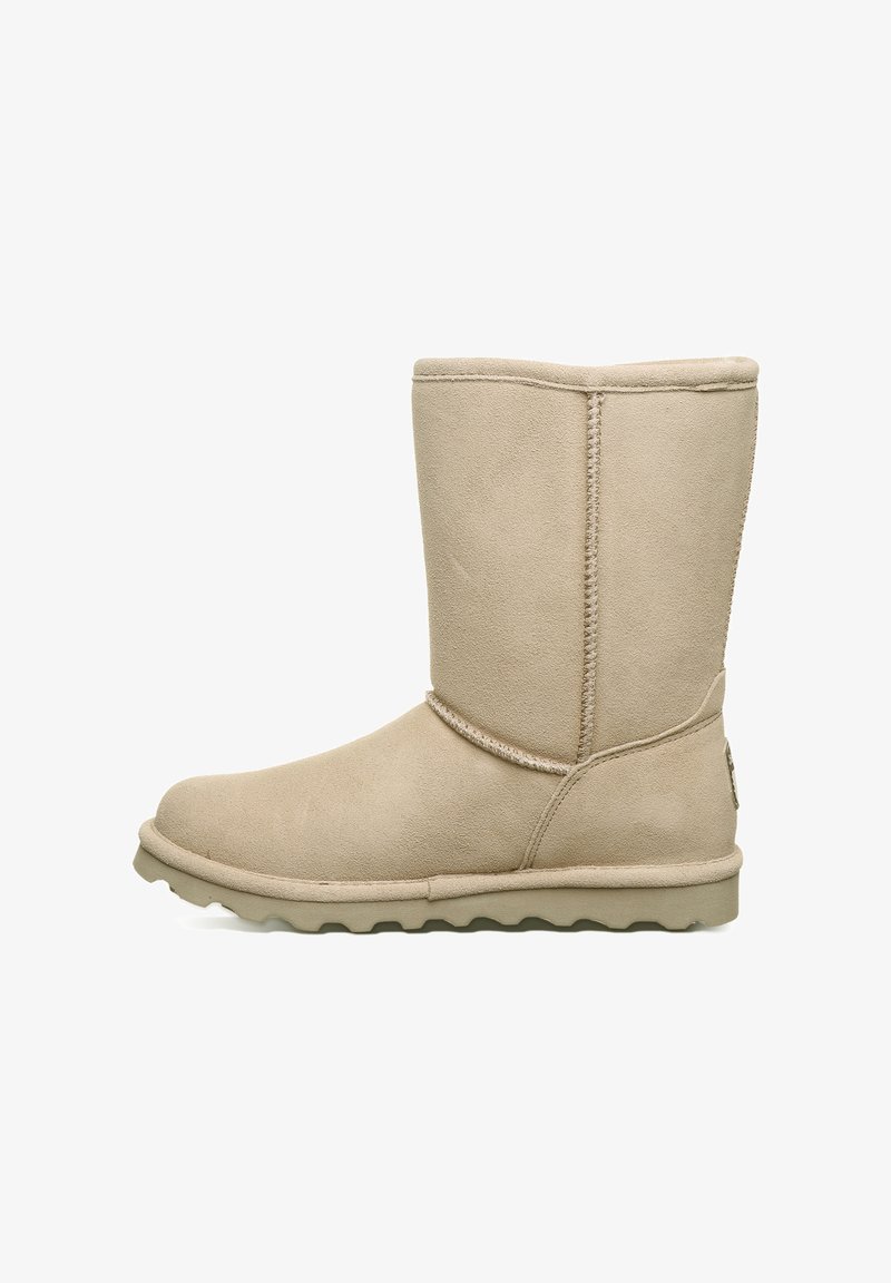 Beige Wildleder-Stiefelette mit rundem Fuß und Schaft. Verfügt über gestickte Nähte und eine strukturierte Gummisohle. Einfaches, unaufgeregtes Design.