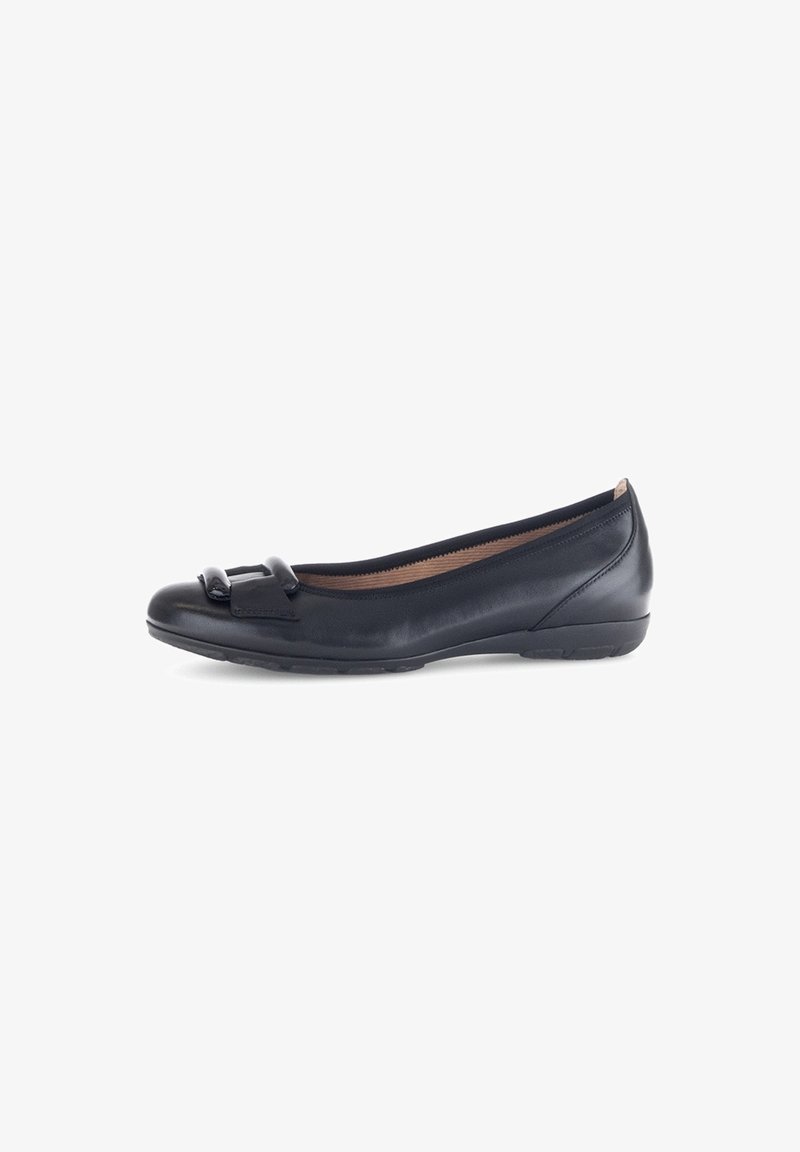 Chaussure plate en cuir noir avec embout arrondi et nœud décoratif sur le dessus, style à enfiler, semelle en caoutchouc basse.