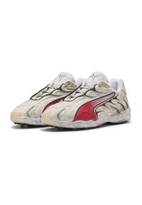 Puma sneakers med en beige syntetisk overdel med røde accenter og sorte detaljer, tekstureret design og en hvid mesh-tunge.