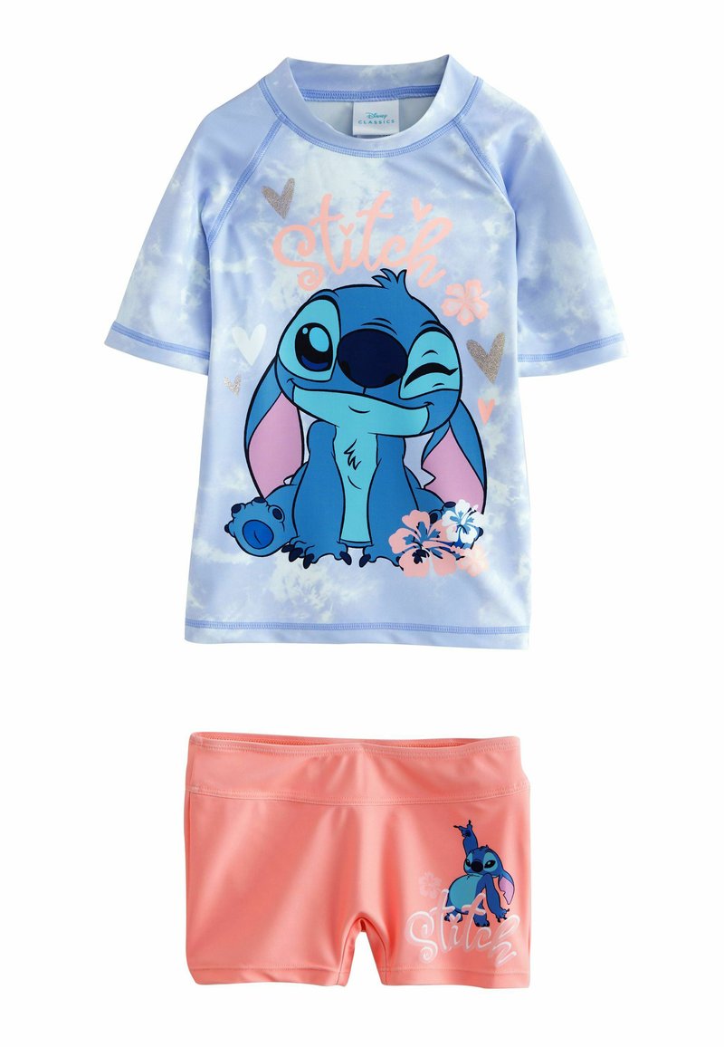Vaaleansininen rash guard, jossa on etuosassa kuvattu piirroselokuvan hahmo "Stitch". Korallinväriset uimashortsit esittävät myös samaa hahmoa.