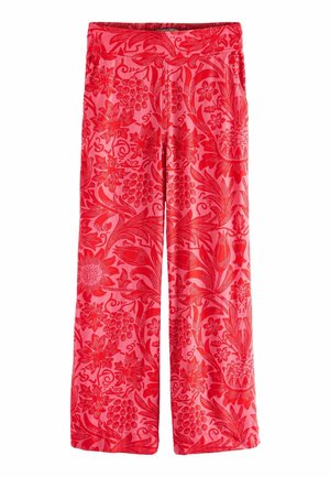 Pantalon rouge à jambes larges avec un motif floral et botanique dense dans des tons rouges plus foncés et une taille élastique.