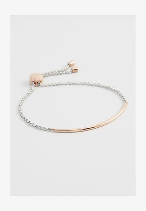 Verstellbares Armband mit einer Silberkette, die mit einem glatten, geschwungenen roségoldenen Balkenakzent und einem runden metallischen Verschluss versehen ist.