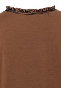 Braunes Oberteil mit einem Rüschenausschnitt in einem kontrastierenden Schwarz-Braun-Muster. Weiche Textur mit glattem Finish.