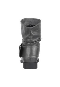 Botte de cheville en cuir gris au design fléchi, avec un bout rond et une boucle sur le côté. Fini mat avec une semelle en caoutchouc plate.