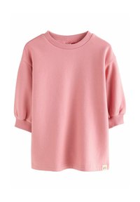 Rosa kurzärmeliger Pullover mit geripptem Rundhalsausschnitt und Bündchen, leicht gepufften Ärmeln und einem kleinen beigen Etikett mit einem Regenbogen-Icon am Saum.