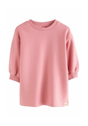 Rosa kurzärmeliger Pullover mit geripptem Rundhalsausschnitt und Bündchen, leicht gepufften Ärmeln und einem kleinen beigen Etikett mit einem Regenbogen-Icon am Saum.