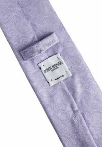 Laventeli kauluspaita, jossa on paisley-kuvio, teksturoitu kangas ja etiketti, jossa lukee "JOHN HENRIC, RUOTSI, Valmistettu Italiassa."