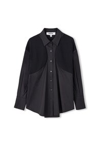 Camicia nera a maniche lunghe con bottoni, spalle a pannello testurizzato e colletto a punta, esposta su uno sfondo bianco.