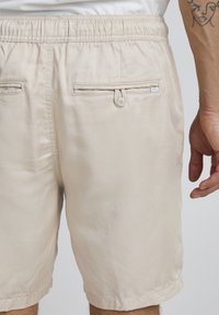 Casual Friday CFPHELIX REGULAR FIT - Kratke hlače - light sand
