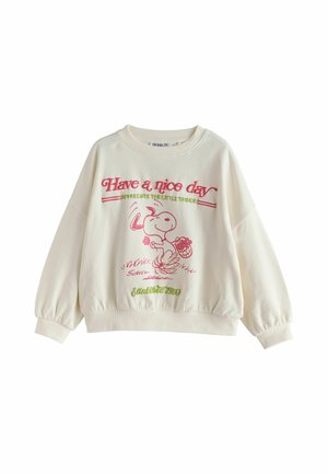 Cremefarvet sweatshirt med Snoopy, der holder blomster, tekst "Have a nice day," "Appreciate the little things," og "Established 1950" i rød og grøn.