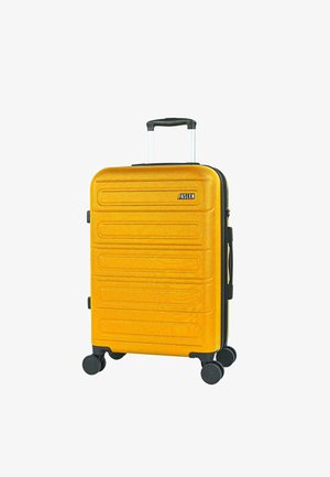 Maleta rígida amarilla con cuatro ruedas giratorias negras, asa retractable, asa lateral y ranuras horizontales texturizadas.