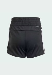 Pantalones cortos atléticos negros hechos de una tela lisa y elástica, con una amplia cinturilla elástica y rayas blancas en los laterales. Incluye un pequeño detalle de logo.