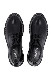 Schwarze Leder Schnürschuhe mit glattem Finish, runder Zehenpartie und einer strukturierten schwarzen Gummisohle, die mit einem gestickten Kantendetail ausgestattet ist.