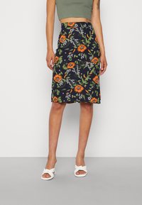 Saia floral até ao joelho com um fundo azul-marinho escuro, flores laranja vibrantes e folhas verdes; feita de um tecido leve.