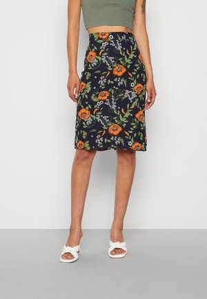 Saia floral até ao joelho com um fundo azul-marinho escuro, flores laranja vibrantes e folhas verdes; feita de um tecido leve.