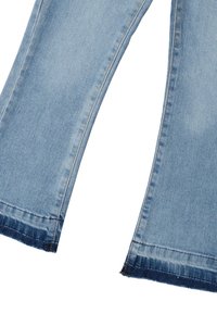 Pantaloni in denim azzurro chiaro a zampa d'elefante con orlo grezzo. Presentano cuciture standard e una superficie liscia, mettendo in risalto il design casual.