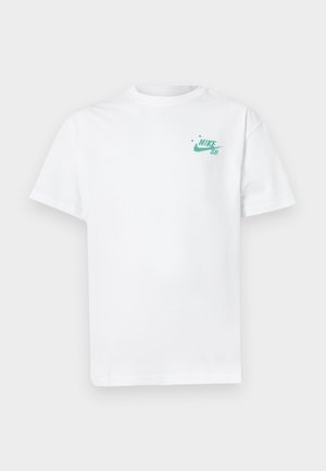 T-shirt en coton blanc avec un petit logo Nike vert sur la poitrine gauche. Manches courtes et design à col rond classique. Texture douce.