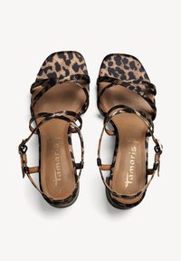 Sandali con tacco a stampa leopardata, punta quadrata e sottili cinturini neri. Sola interna color sabbia con dettagli logo. Tacco piatto per stabilità.