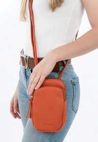 Emily & Noah Handytasche - terra