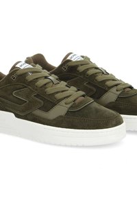 Baskets en daim marron avec une semelle en caoutchouc blanc, présentant un dessus à lacets, un col rembourré et des accents texturés sur les côtés.