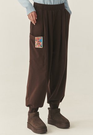 KORNILA - Oldalzsebes nadrágok - tobacco