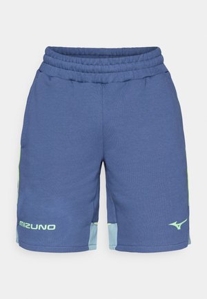 Blå atletiske shorts lavet af blødt stof, med en elastisk talje, grønne detaljer og et lyseblåt panel på siderne. Mizuno-logo på benet.