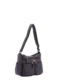 Borsa a spalla in pelle nera con molteplici tasche anteriori con zip, tracolla regolabile e finiture in tonalità oro. La superficie testurizzata aggiunge dettaglio.