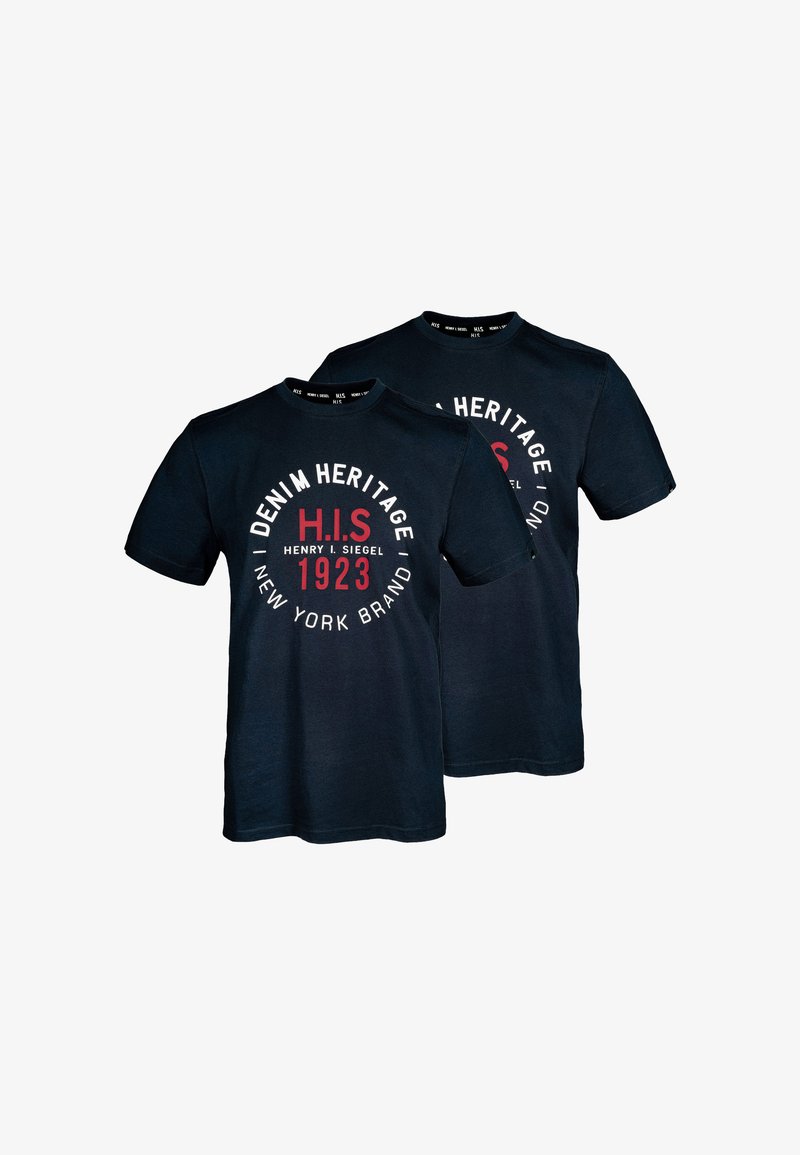 T-shirt pendek lengan berwarna biru navy terbuat dari katun, dengan leher bulat dan teks grafis putih/merah: "WARISAN DENIM H.I.S 1923."