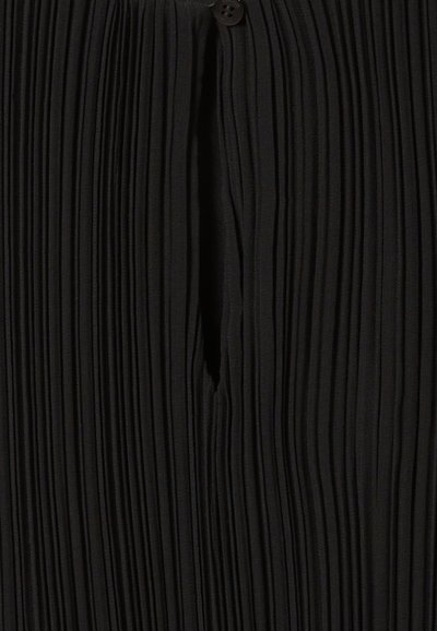 Jupe plissée noire avec de fines plis verticaux, texture lisse, et un bouton de fermeture à la taille avec un détail de fente centrale.