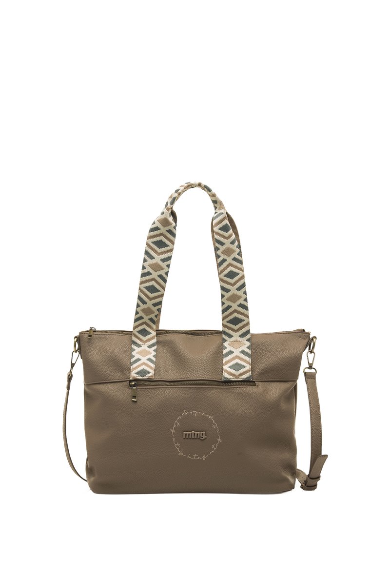 Borsa tote in finta pelle marrone con manici in tessuto decorato, chiusura con zip, tasca frontale e tracolla regolabile. Logo sul davanti.