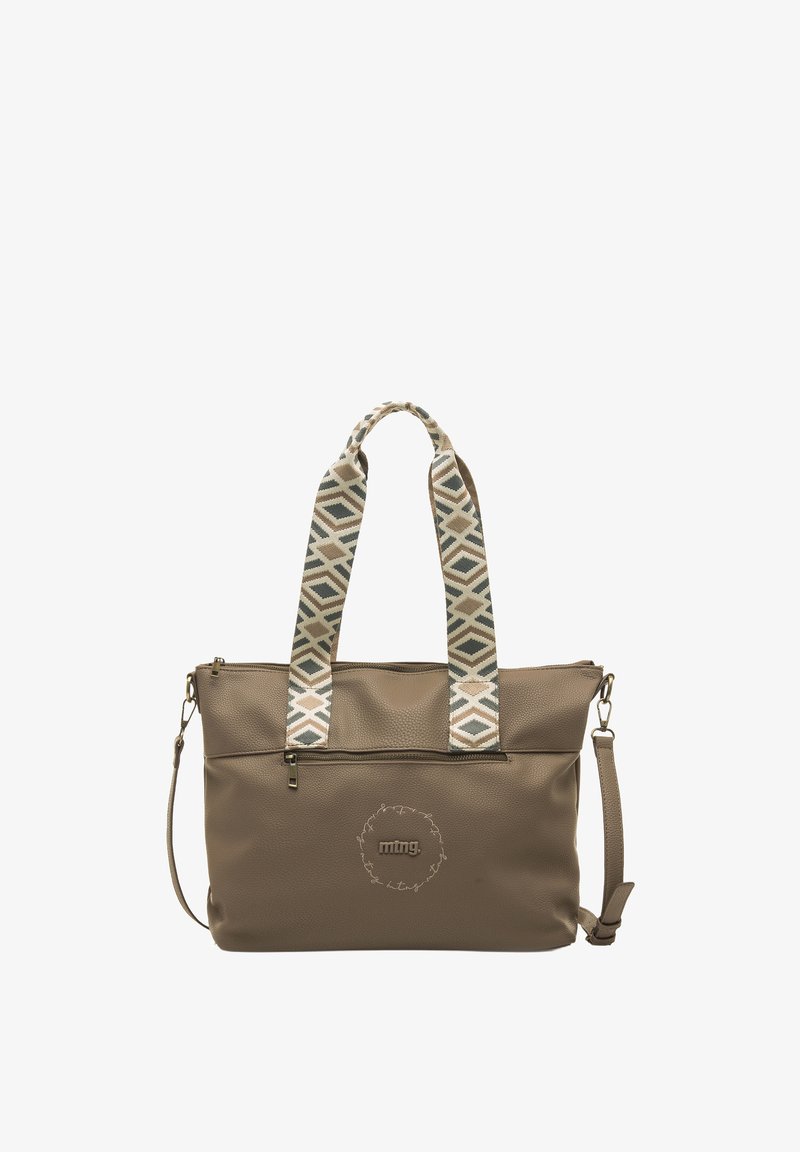 Borsa tote in finta pelle marrone con manici in tessuto decorato, chiusura con zip, tasca frontale e tracolla regolabile. Logo sul davanti.