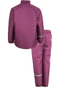 Lilla quilted jakke og bukser sæt, med en glat tekstur, elastisk talje og refleksionstribe på ærmerne og bukserne for synlighed.