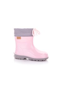 Różowy gumowy kalosz z szarym materiałowym mankietem, regulowanym sznurkiem i teksturowaną szaro-skalą, z logo po boku.