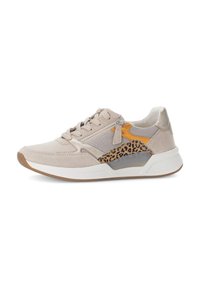 Sneaker beige clair avec des accents en daim, en mesh et à motifs léopard. Dispose d'une semelle en caoutchouc, d'un bout rond et de détails métalliques contrastants.
