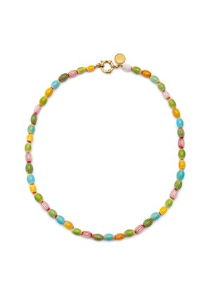 Collar de cuentas multicolores que presenta cuentas en forma ovalada de color verde, azul, rojo, amarillo y rosa con patrones a rayas y un cierre dorado.