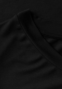 Schwarzes T-Shirt mit V-Ausschnitt, glatter Textur und dehnbarem Baumwollmaterial, mit sichtbaren Nähten entlang des Ausschnitts.