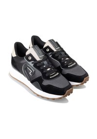 Zwarte en grijze sneakers met een mix van suede en synthetische materialen, vetersluiting, en een contrasterende witte middenzool met een geprofileerde rubberen zool.