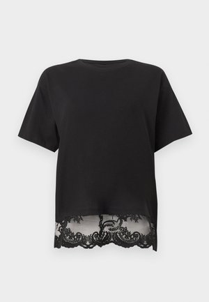 Fekete rövid ujjú blúz kerek nyakkivágással és áttetsző csipke díszítéssel az alján, virágmintával.