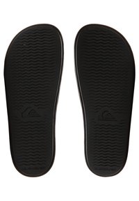 Musta kuminen flip-flop -sisäpohja, jossa on aaltoileva kuviointi ja Quiksilver-logot kantapäässä.