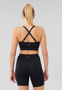Even&Odd active ESSENTIAL MEDIUM SUPPORT SPORTS BRA WITH ADJUSTABLE CROSS BACK - Αθλητικό σουτιέν μεσαίας στήριξης - black
