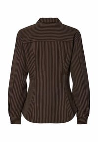 Langærmet skjorte i mørkebrun med hvide lodrette striber, med krave, knaplukning ved ærmerne og en buet kant bagpå.