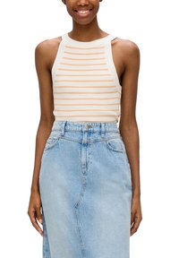 Geripptes Haltertop in Creme mit orangefarbenen horizontalen Streifen; kombiniert mit einem hoch taillierten hellblauen Jeansrock mit einer Vordertasche.